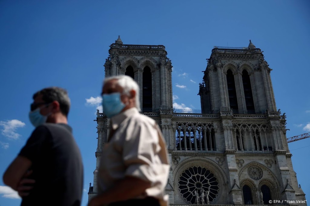 Verwijderen verwoeste steigers bij Notre-Dame van start
