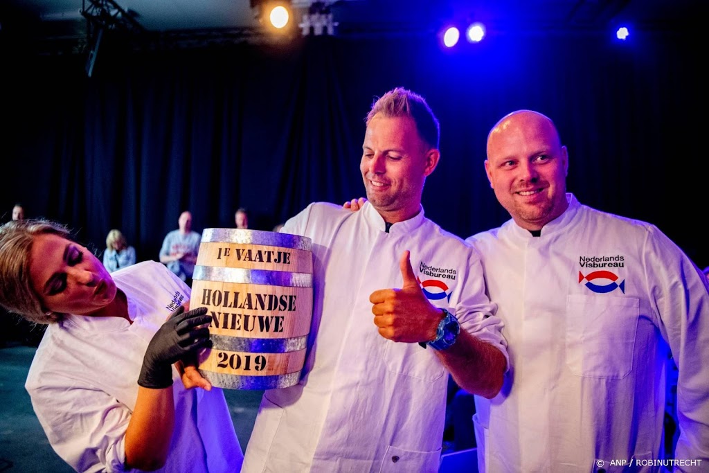 Eerste vaatje nieuwe haring gaat naar zorgverleners, geen veiling