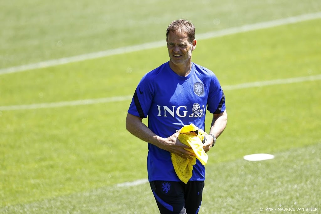 De Boer: geen noodzaak om Van de Beek te vervangen in EK-selectie