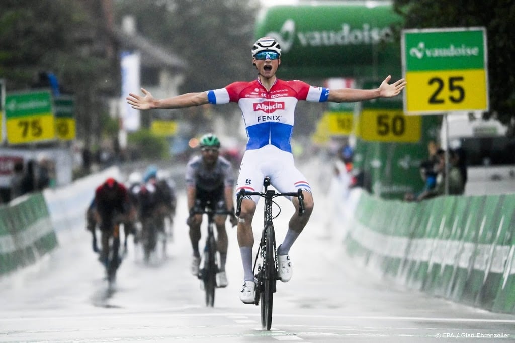 Wielrenner Van der Poel ook beste in derde rit in Zwitserland