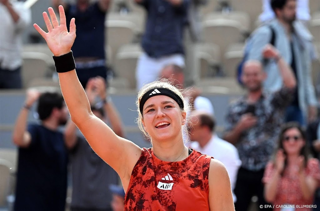 Muchova overleeft wedstrijdpunt en verrast Sabalenka in Parijs