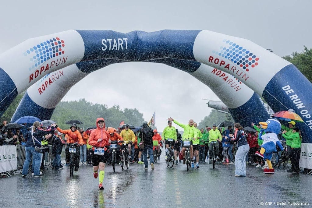 Regenachtige nacht voor deelnemers aan de Roparun