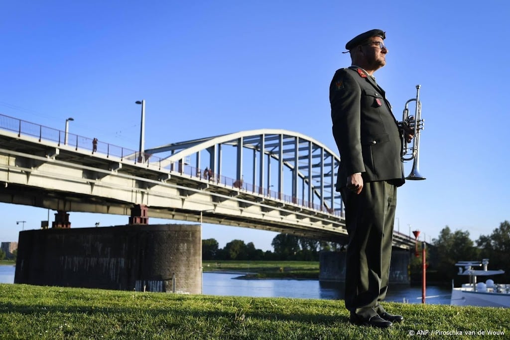 Even tot hier-plaquette kapot, Arnhem wil 'hufterproof' monument