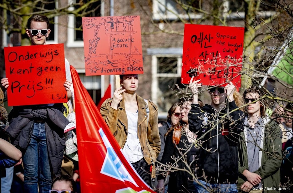 Landelijk onderwijsprotest uitgesteld door staking NS
