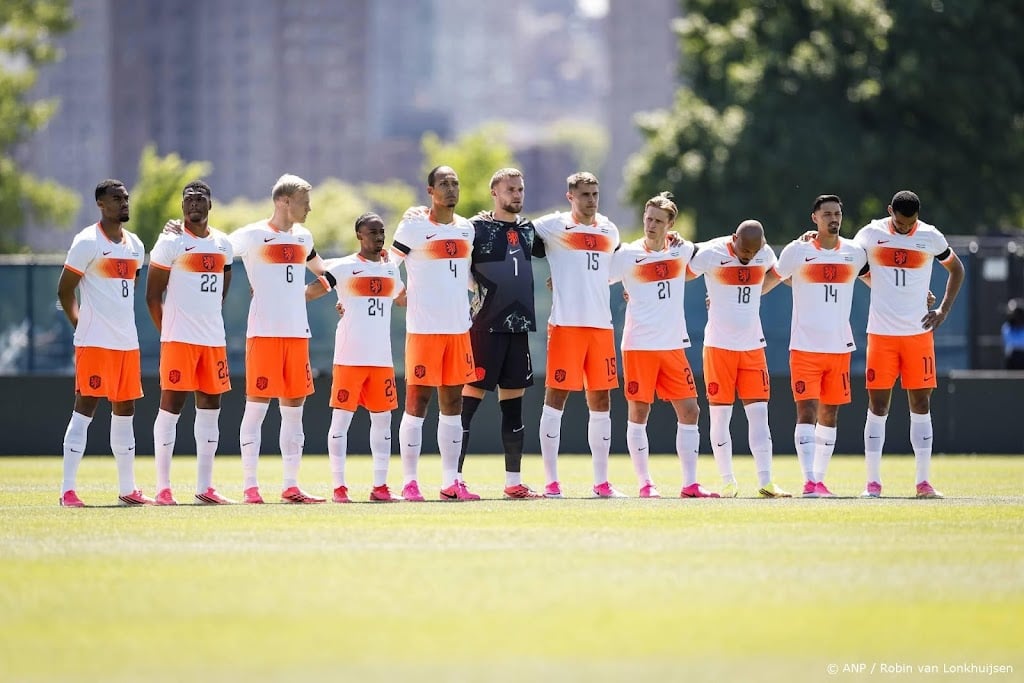 Spelers van Oranje herdenken overleden Jorritsma voor oefenduel  