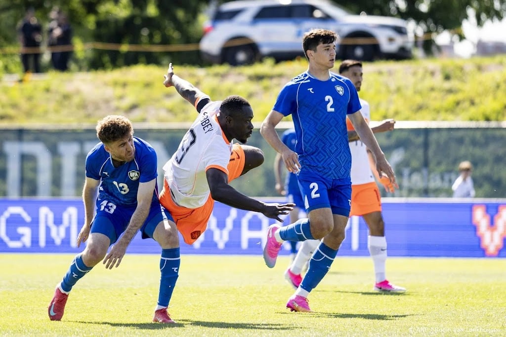 Oranje verslaat Oezbekistan en ziet keeper Verbruggen uitvallen  