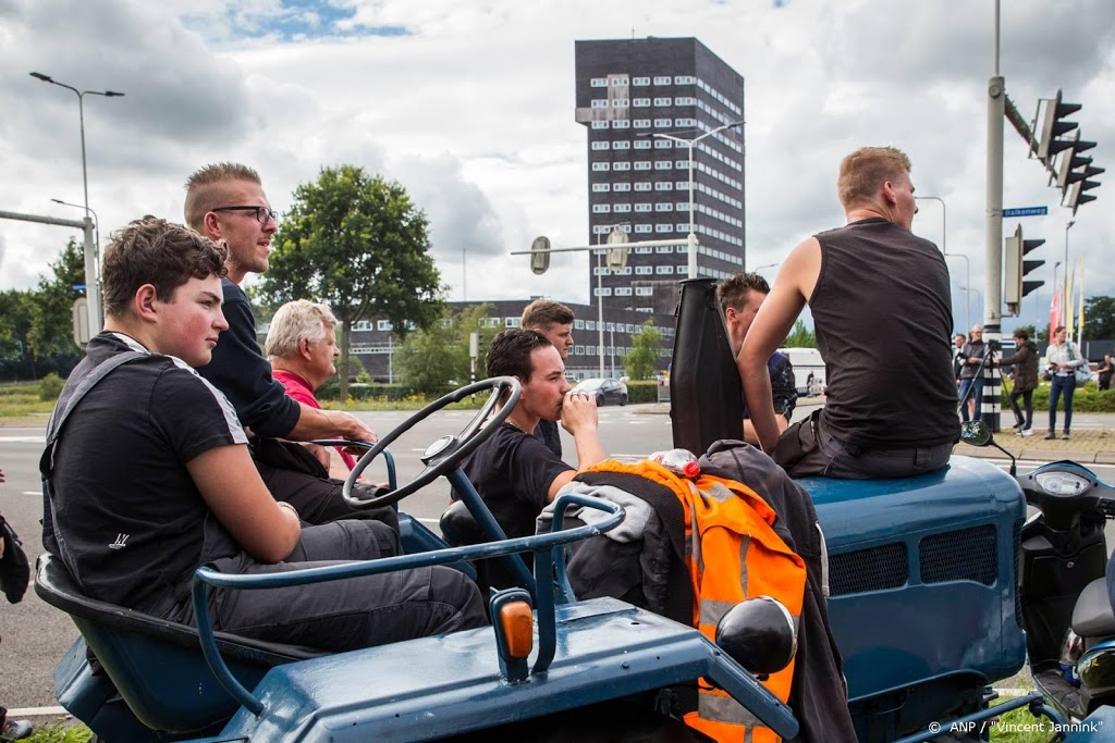 Grote groep boeren komt samen bij Wijster, ook met tractoren