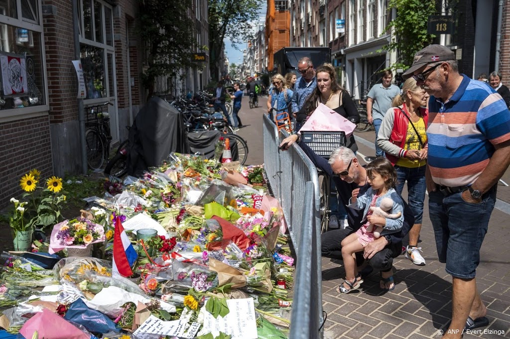 Groeiende bloemenzee voor Peter R. de Vries