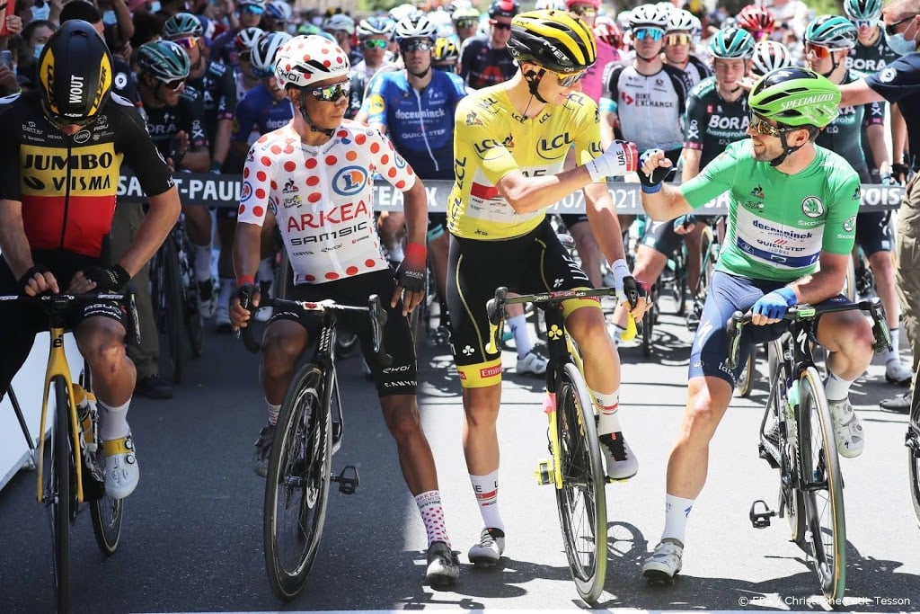 Peloton op weg in twaalfde Touretappe met alle ogen op Cavendish