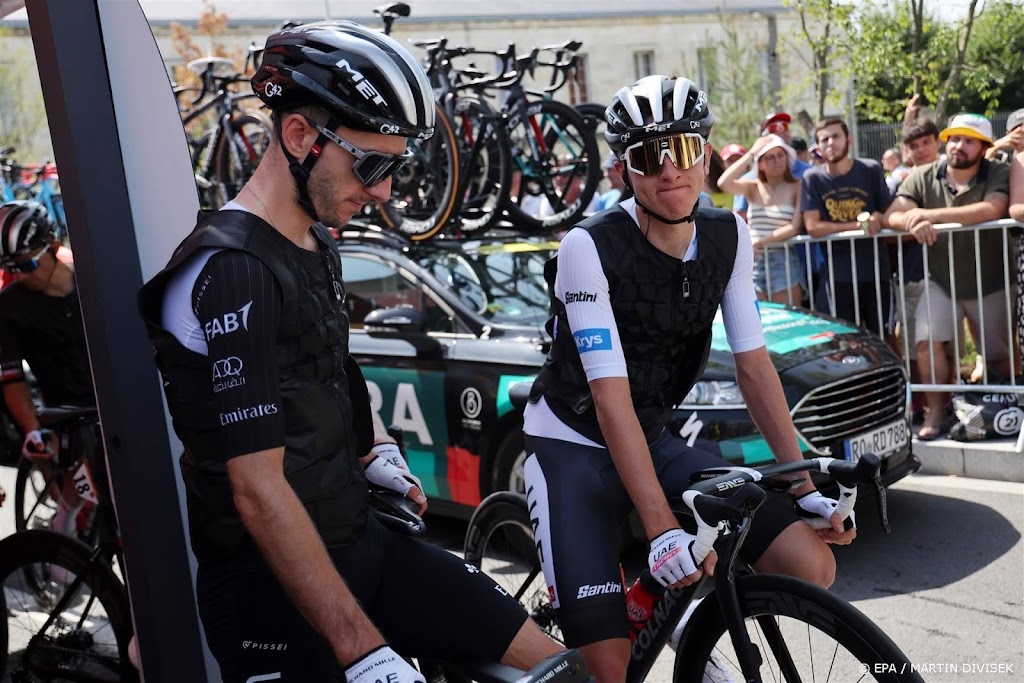 Peloton onderweg in achtste etappe naar Limoges