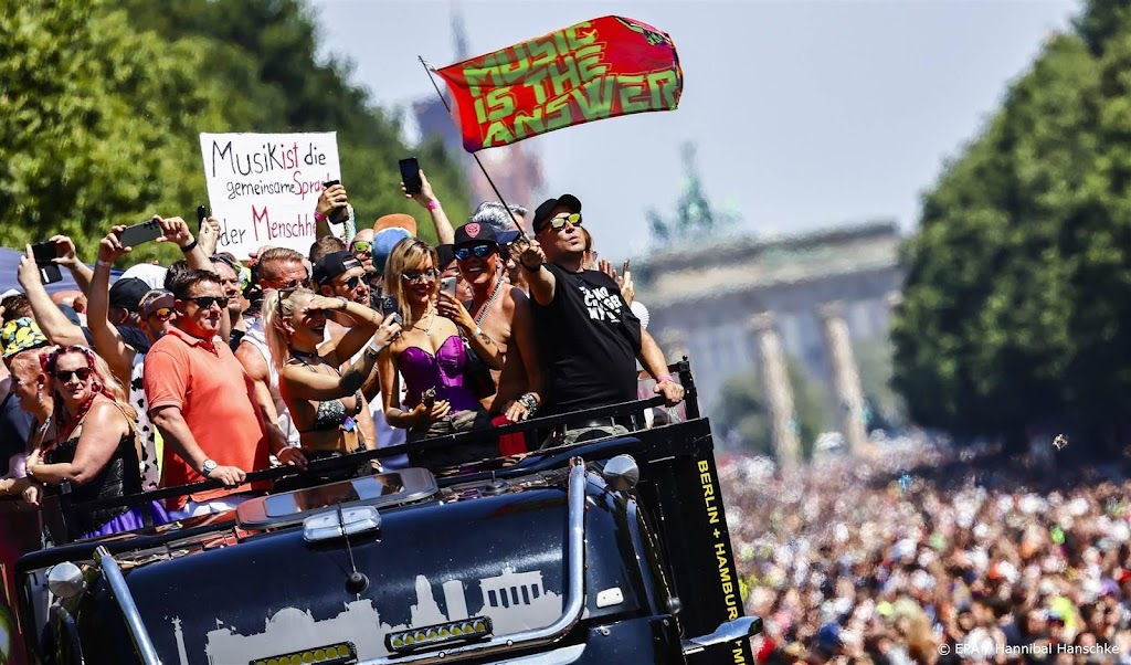 Duitse politie vraag bezoekers Love Parade kleren aan te houden