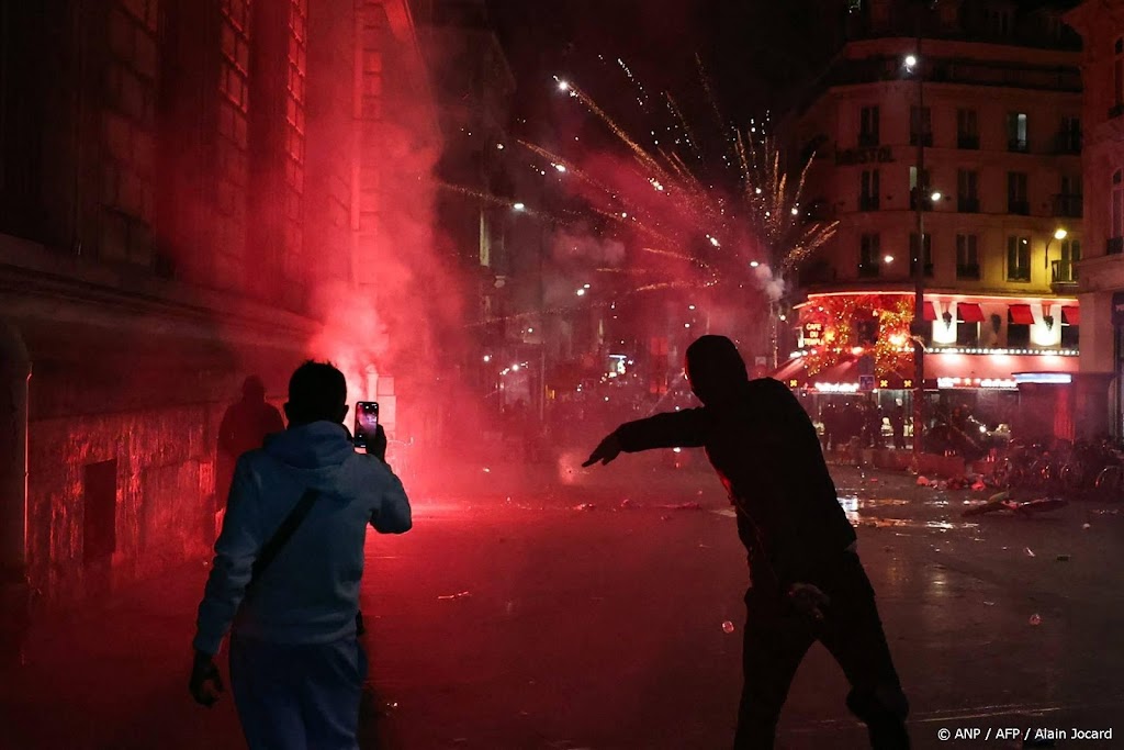 Politie drijft bijeenkomst Place de la République Parijs uiteen 