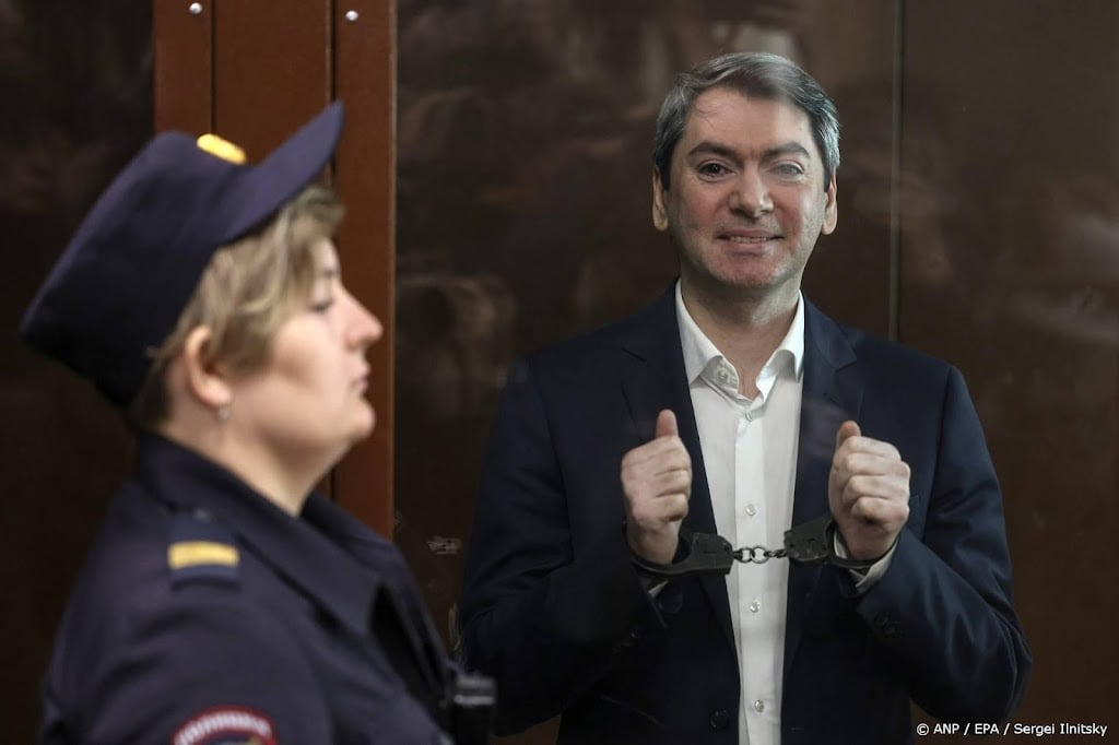 Russische verkiezingswaarnemer stopt na vervolging topman