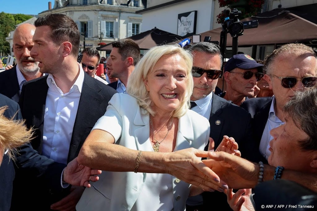 Le Pen op campagnepad toegejuicht en uitgejouwd