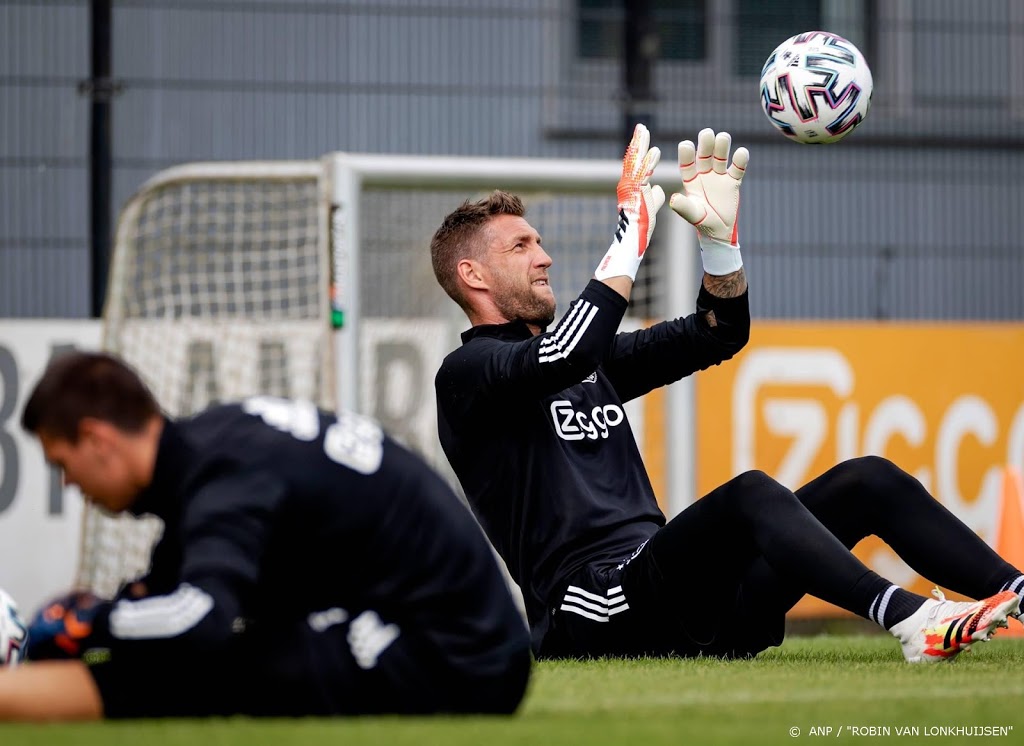 Stekelenburg viert rentree bij Ajax