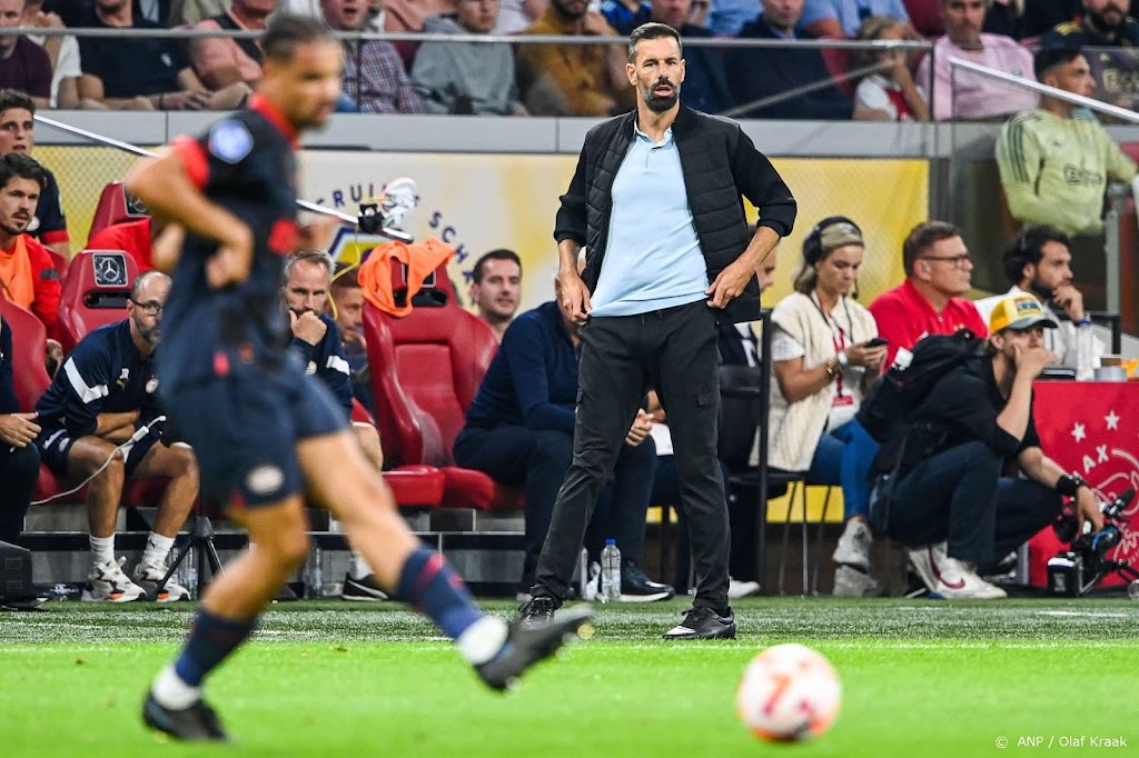 Van Nistelrooij rekent tegen AS Monaco op zijn ervaren spelers