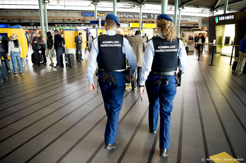 CNV: vrouwelijke beveiligers Schiphol starten petitie om werkdruk