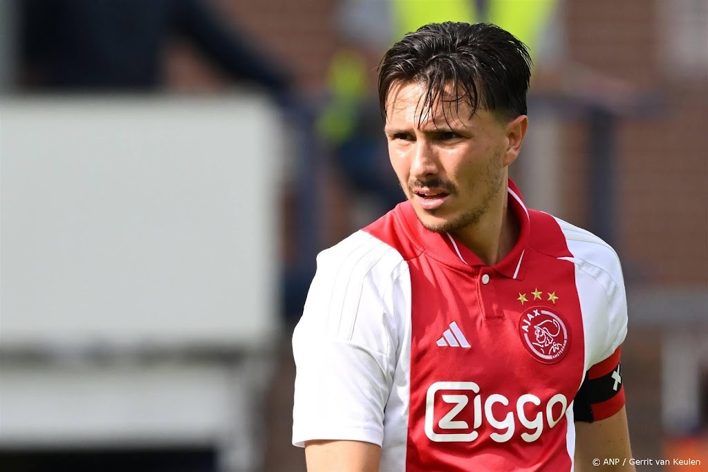 Doelpuntenmaker Berghuis is vooral blij met de zege van Ajax 