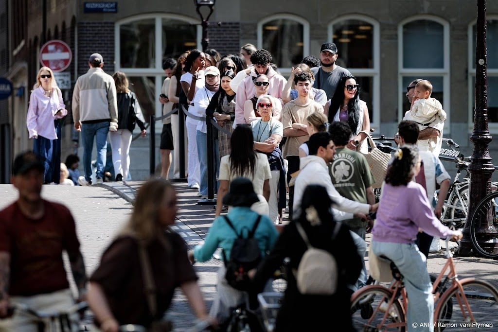 Consumenten besteden meer aan goederen en minder aan diensten