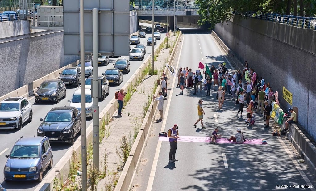 XR: klimaatactivisten blokkeren A12 in Den Haag 