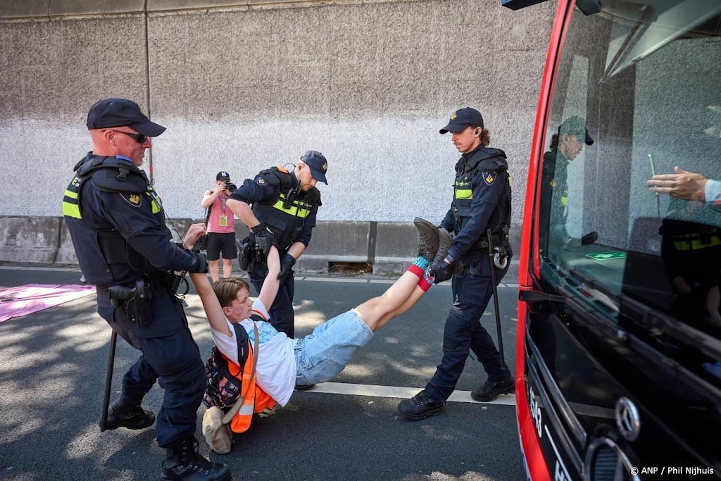 Tientallen XR-activisten aangehouden na blokkade A12 in Den Haag