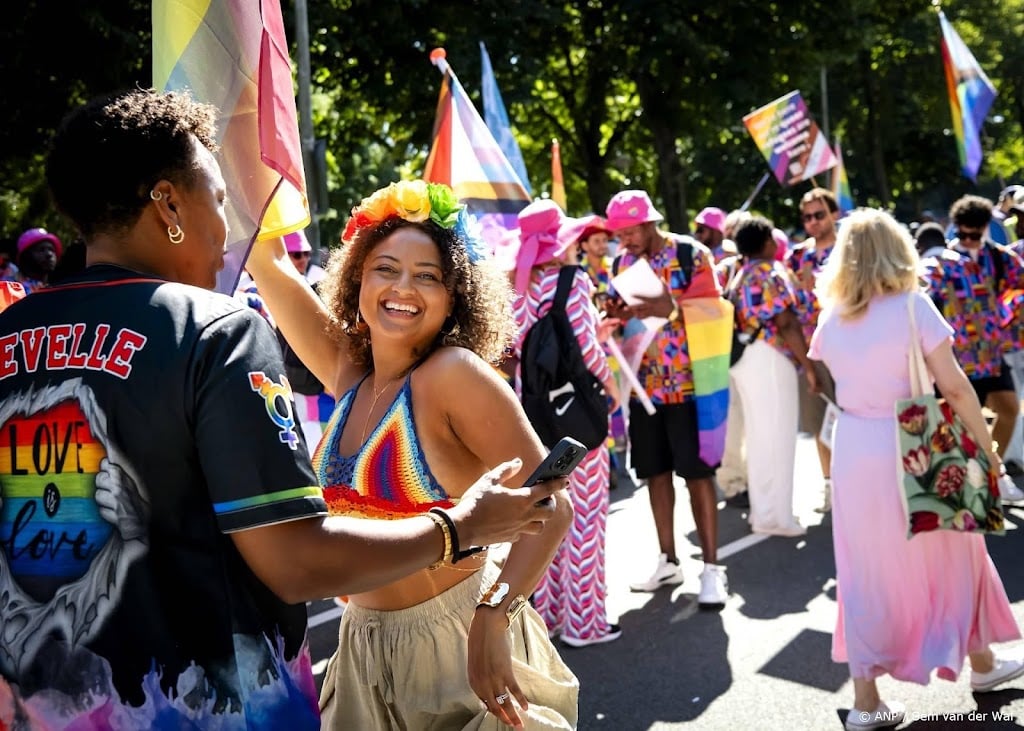 Duizenden mensen lopen door Amsterdam tijdens WorldPride March