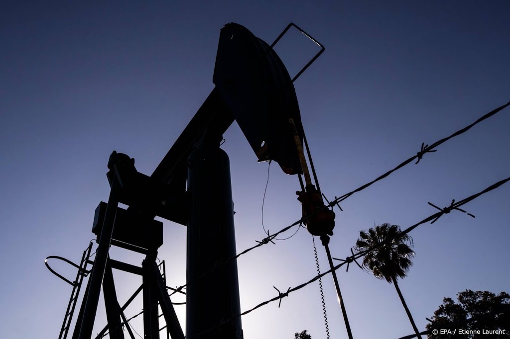 Olieprijzen zakken nog verder weg door zorgen over vraag