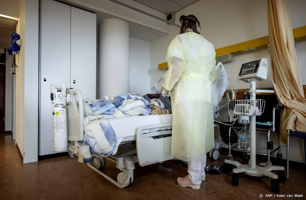 Aantal coronapatiënten in ziekenhuizen daalt licht