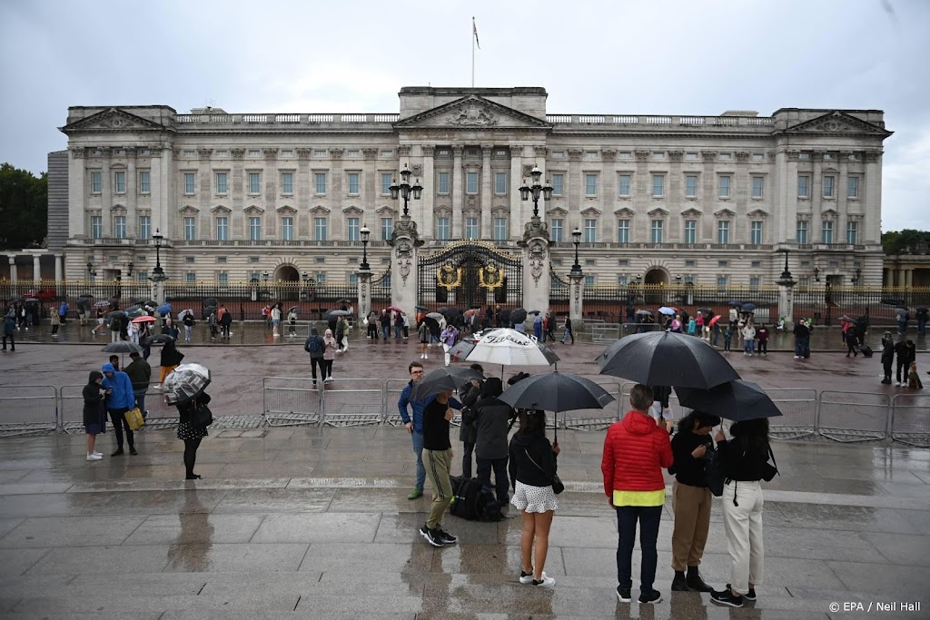Veel mensen bij Buckingham Palace en Balmoral na nieuws Elizabeth