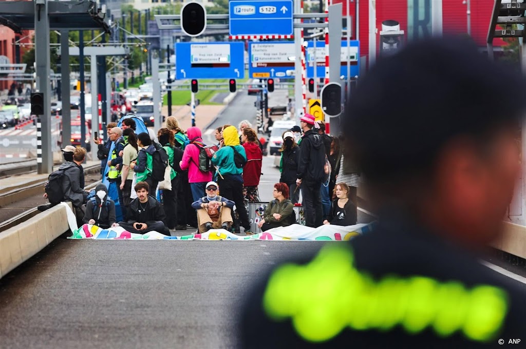 Politiebonden: politiek moet in gesprek met demonstranten op A12