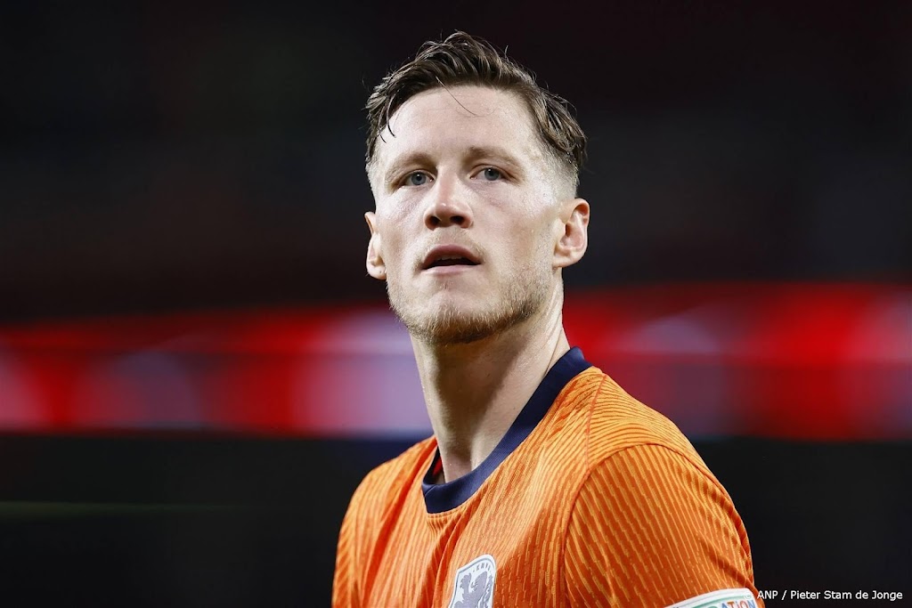 Geïrriteerde Weghorst fietst na training Oranje snel weg  