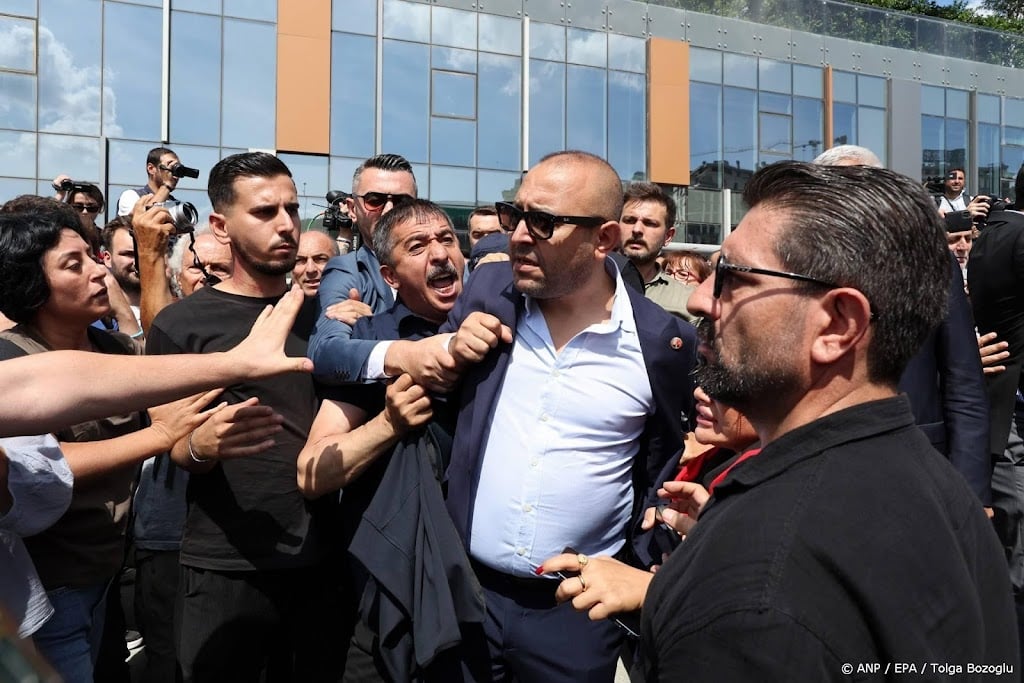 Turkse oppositieleden blokkeren politie bij ingang kantoor 