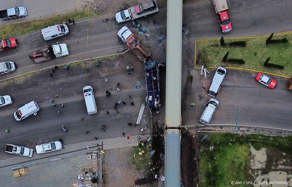 Doden en tientallen gewonden door botsing trein en bus in Mexico