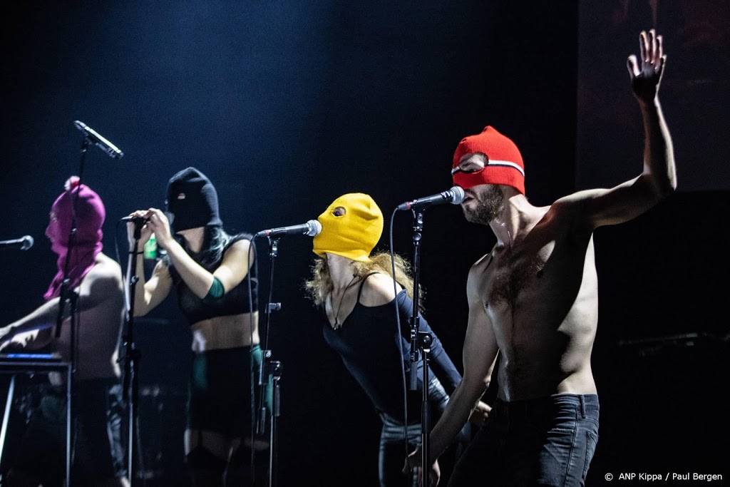 Twee leden Pussy Riot opgepakt voor regenboogvlagactie in Rusland