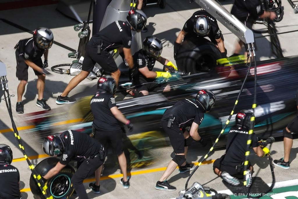 Teamlid Mercedes test positief op coronavirus