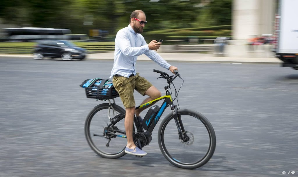 Politie beboet weer meer fietsers met smartphone in de zomer