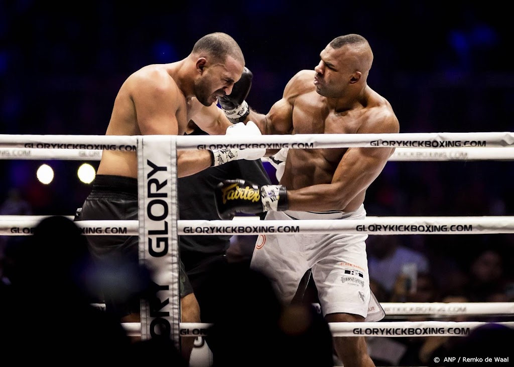 Kickbokser Hari verliest van Overeem en speculeert over afscheid