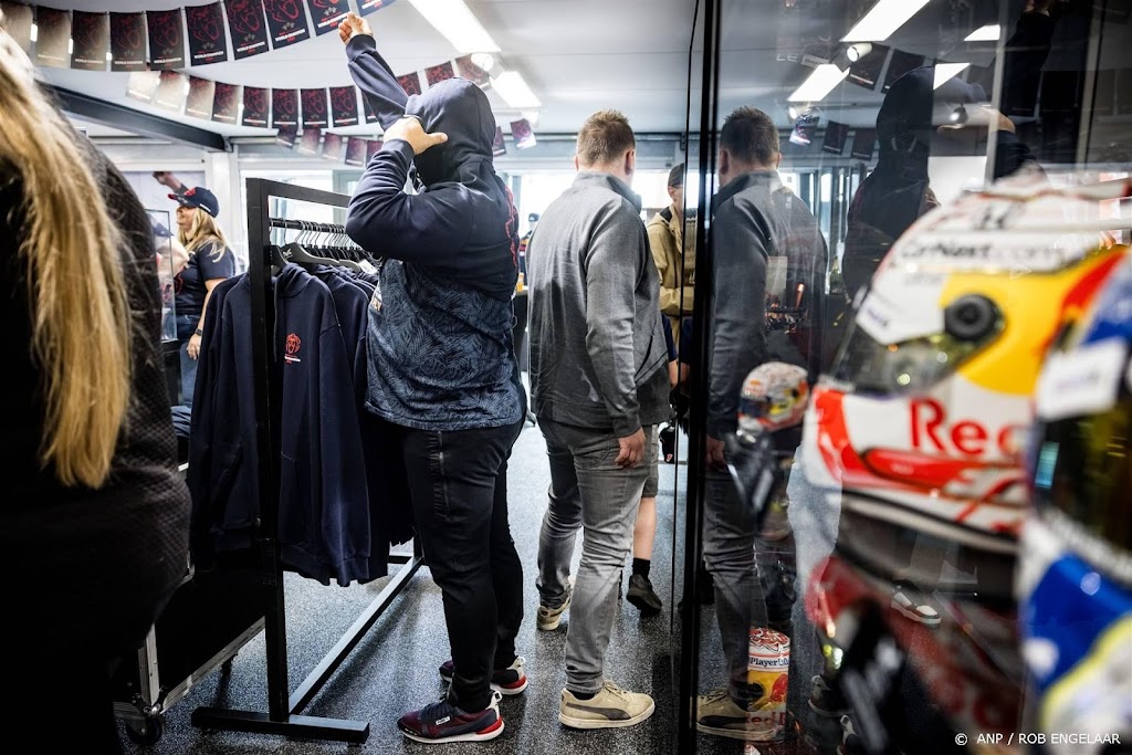 Drukte in winkel en online na derde wereldtitel Max Verstappen
