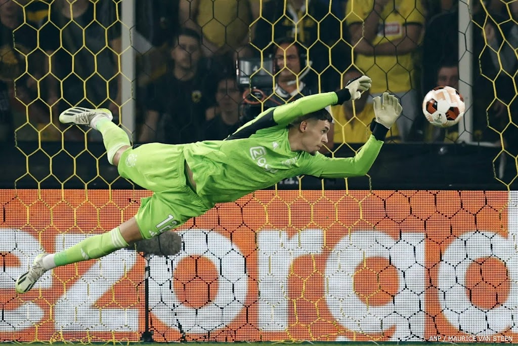 Doelman Gorter van Ajax staat achter zijn trainer Steijn  