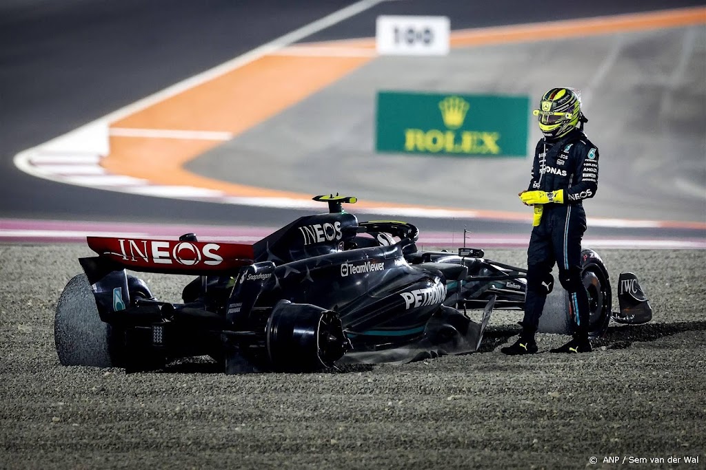 Hamilton rijdt Mercedes-teamgenoot Russell aan en valt uit 