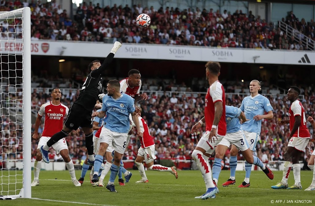 Invaller Martinelli helpt Arsenal aan zege op Manchester City 