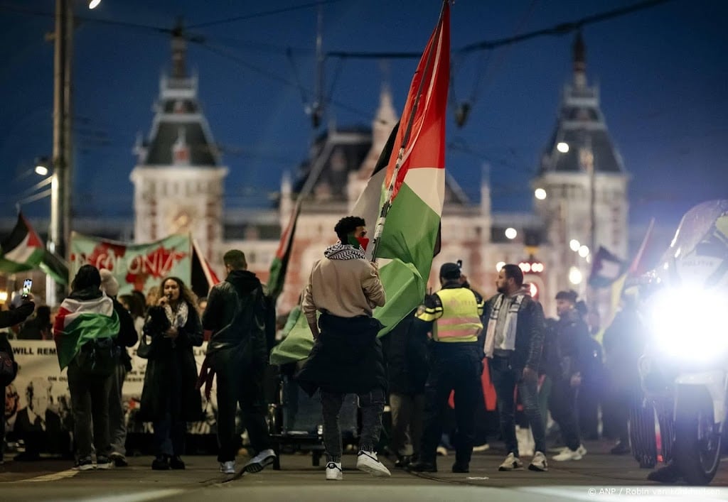 Pro-Palestijnse activisten lopen spoor op bij Amsterdam Centraal