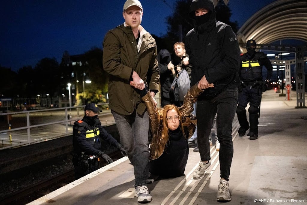 Alle activisten bij Amsterdam Centraal van spoor gehaald