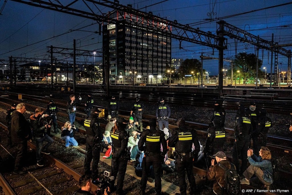 Politie: ongeveer 20 aanhoudingen bij spoorblokkade Amsterdam