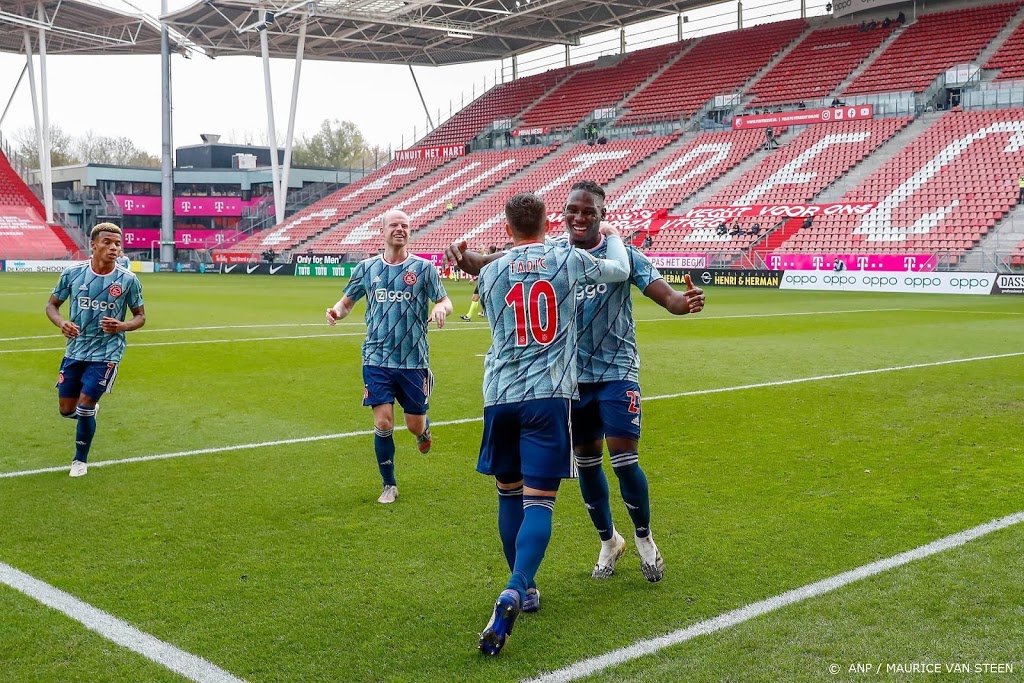 Ajax verslaat FC Utrecht in lege Galgenwaard: 0-3