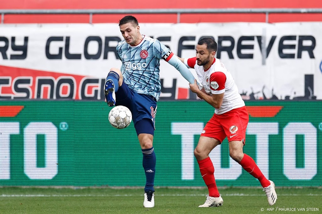 Tadic wijst Ajax de weg in tamme editie van uitduel in Utrecht