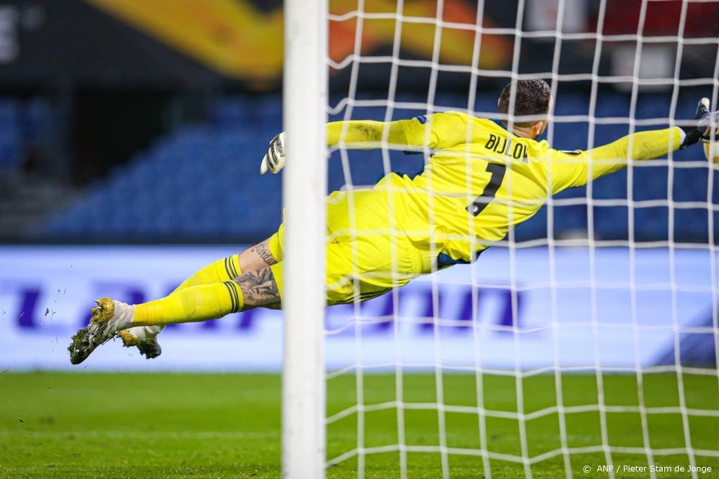 Doelman Bijlow haakt geblesseerd af bij Feyenoord
