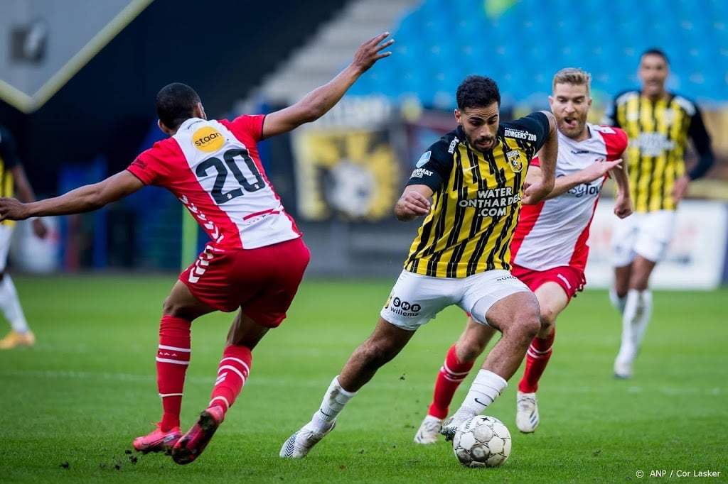 Vitesse ook met tien man niet in de problemen tegen Emmen: 3-1