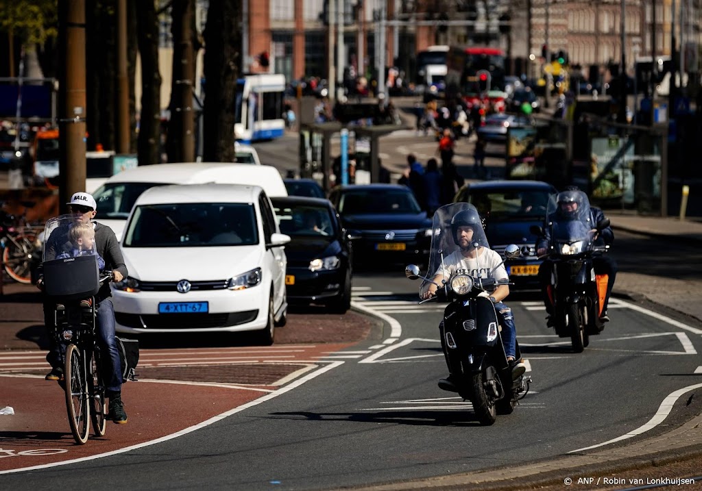 Amsterdam checkt met camera's of snorfietsers op rijbaan rijden