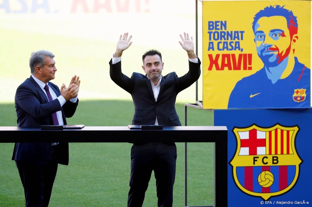 Duizenden fans Barcelona onthalen trainer Xavi in Camp Nou